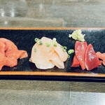 鳥ひろ - 色鮮やかな刺盛。左からレバー、ササミ、砂肝、ハツ