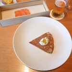 Restaurant Sola - そば粉のもちもちガレット ブルーチーズ 燻製サーモン(桐箱を開けると煙が出る)