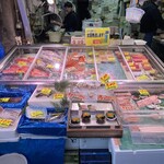 築地 斉藤水産 - 店内はどれも美味しそうです♪
