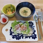 cafeひなぎく - パンが選べるランチセット(黒パンのオープンサンドとサーモンとじゃがいものクリームスープ)