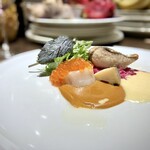キャトルラパン - 魚料理 すずきのソテー・鮑・イクラ・帆立・白ワインソース・アメリカンソース