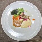 キャトルラパン - 魚料理 すずきのソテー・鮑・イクラ・帆立・白ワインソース・アメリカンソース