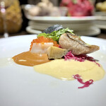 キャトルラパン - 魚料理 すずきのソテー・鮑・イクラ・帆立・白ワインソース・アメリカンソース