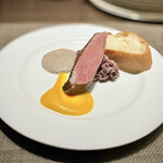 キャトルラパン - 温かい前菜 バルバリー鴨のロースト・古代米リゾット・かぼちゃのピューレ・マッシュルームソース