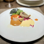 キャトルラパン - 魚料理 すずきのソテー・鮑・イクラ・帆立・白ワインソース・アメリカンソース