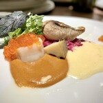 Quatre lapin - 魚料理 すずきのソテー・鮑・イクラ・帆立・白ワインソース・アメリカンソース