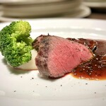 キャトルラパン - 肉料理 蝦夷鹿のポワレ・トリュフソース