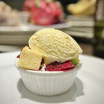 キャトルラパン - デザート キャラメルムース・フルーツ・バニラアイス・チーズのスフレ・白玉・あずき
      