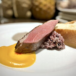 キャトルラパン - 温かい前菜 バルバリー鴨のロースト・古代米リゾット・かぼちゃのピューレ・マッシュルームソース