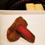 YORONIKU TOKYO AZABUDAIHILLS - カツサンドのカツ　　最初は　塩で少し食べます