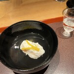 ごだん 宮ざわ - 湯葉のお椀。柚子の香りがアクセントで立ち込めます。