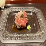 ごだん 宮ざわ - 椎茸とマグロのハンバーグ。舌の中で椎茸の旨みがマグロの赤みに溶け込み、広がります。