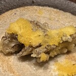 ごだん 宮ざわ - 岡山原木椎茸と生カラスミ。焼いた生地で巻いて食べます。クリエイティブです。