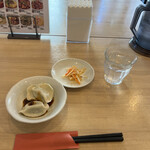 Ronaru Katei Ryouri - 汁なし麻婆麺１１００円。ランチの水餃子、サラダ。サラダが寂しくなりました。。。水餃子は取り放題、食べ放題、コスパも良いですね。