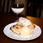 ｃａｆｅ vincennes deux - 焼きたてHOTアップルパイ＋バニラアイスクリーム