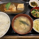 ゆうひ食堂 - サバ煮付け定食＝700円