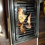 金屋 - ホルモン盛り合わせを焼く