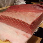 鮨処 多田 - 戸井(函館)産の１４０Ｋｇ級の本鮪の大トロの塊