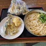 うどんや - かけうどん（大）、昆布、ごぼう、イカの天ぷらさん達。袋の中は持ち帰り用の昆布とイカ天ぷら