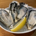 湘南バルはなたれ The Fish and Oysters - 兵庫・室津の牡蠣が一個108円税込で食べられるとは何とオトクなことか、ただし事前予約が必要。