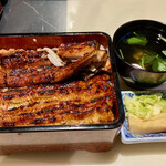 うなぎ 魚政 - シェアするために移し替えたので、ちょっと身が崩れちゃったけど、フワフワなので移すの大変なんだよ。上が養殖物