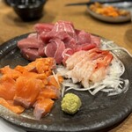 旨唐揚げと居酒メシ ミライザカ - 刺身はありきたりのマグロ、サーモン、甘エビでしたが、なかなかのボリューム。