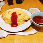 亀喜 - ★★オムライス 980円 ナムル、中華スープ付で韓中洋だが、量が多く 腹いっぱいになる。