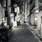 新ばし しみづ - こんな路地にある