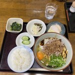 ちとせ - 定食よ！！定食じゃ無くて良かった、地元の人用かなと思ったが、ゴハンと肉月見うどんはなかなか合う。前言撤回