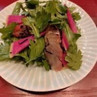 時に団欒 - 金目鯛お造りはまさかのサラダ仕立てで。塩昆布での味付けが良い具合に決まってますね。