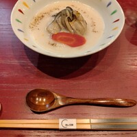 時に団欒 - 先付けの和風牡蠣チャウダー。聖護院かぶらの摺り流しに牡蠣。牡蠣は蒸してあるのかな?赤いのは金時人参。