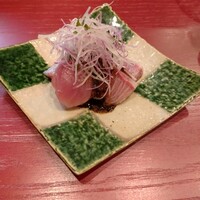 時に団欒 - お造り2つ目は寒鰤。鰤は良いんだが、胡麻を使った醤油の味がキツくて私の好みに合わず。胡麻をもっと控えめにしたほが鰤が活きると思うです。