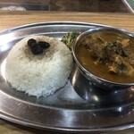 キッチン あずま - 骨付きヤギカレー　1,200円