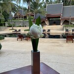 Amanpuri - ブールサイドのテーブル席へ