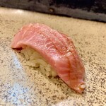 Fukube Sushi - 北海道噴火湾マグロの大トロ・品の良い甘い脂を纏った柔らかく旨味が強い鮪。赤酢に煮切り醤油がピッタリとマッチ。風味が他の鮪とは一線を引く