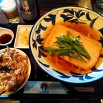 打ちたてうどん だし屋 - 大判きつねうどんと牛トロロご飯のセット