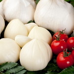 まゆみ - どこにも負けない！『まゆみ』で使用のにんにくは、青森県産の『自慢の国産にんにく』プチトマトより粒が大きいんです！