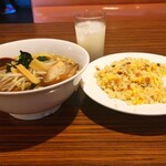 福亭 - 醤油ラーメンと、炒飯。