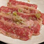 黒毛和牛一頭買い 焼肉行徳苑 - 以前の写真と見比べてもステルス感はない
            ただし肉質は多少のバラつきあり
            この日はややかため…筋トレ好きの牛だったか