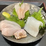 深谷 北海道市場 西成商店 - 三種の刺身は日替わりです。