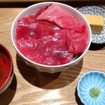 立ち食い海鮮丼 みこ食堂 - 本まぐろ丼全貌