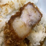 とんかつ檍のカレー屋 いっぺこっぺ - カツは厚みがある