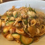 パスタキッチン　ドラーゴ - 小柱と野菜のトマトソース