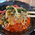 焼肉のわびすけ - ひき肉とラードの中から、あげると白いゆげが立ちます。