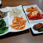 韓国料理 アンヤン - ナムルとキムチ盛り合わせ。これでも十分飲めます。