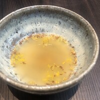 CYCLE by Mauro Colagreco - 柚子とでだし汁のスープがスターター