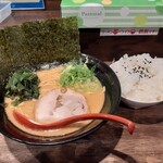 Hassashiya - とんこつラーメン(醤油　820円)+無料ライス