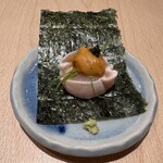 Yakitori Kurogane - 突き出しはささみにウニをのせた一品を海苔で巻く