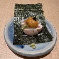 焼鳥 鐡 - 突き出しはささみにウニをのせた一品を海苔で巻く