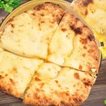 インドカレーハウス チャイ - Chaiといったらこれ！あふれるチーズがたまりません！
炭火のタンドール釜で焼き上げるナンは最高です♪

カレーセットのプレーンナンをチーズナンに変更も可能です(+350yen)